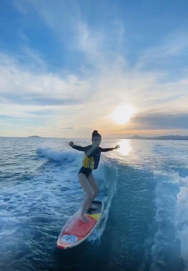 baby|baby穿泳衣海上冲浪，冲浪板上打响指耍酷险些摔倒，全程长腿抢镜