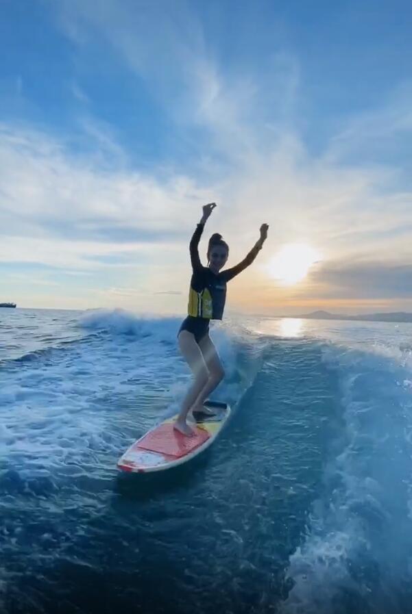 baby|baby穿泳衣海上冲浪，冲浪板上打响指耍酷险些摔倒，全程长腿抢镜