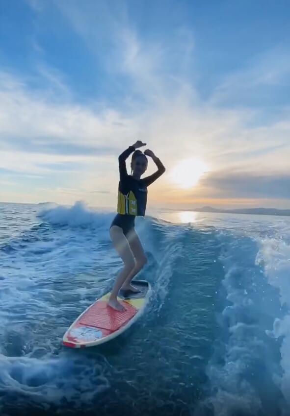 baby|baby穿泳衣海上冲浪，冲浪板上打响指耍酷险些摔倒，全程长腿抢镜