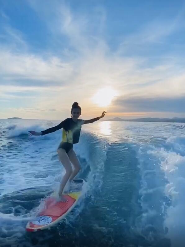 baby|baby穿泳衣海上冲浪，冲浪板上打响指耍酷险些摔倒，全程长腿抢镜