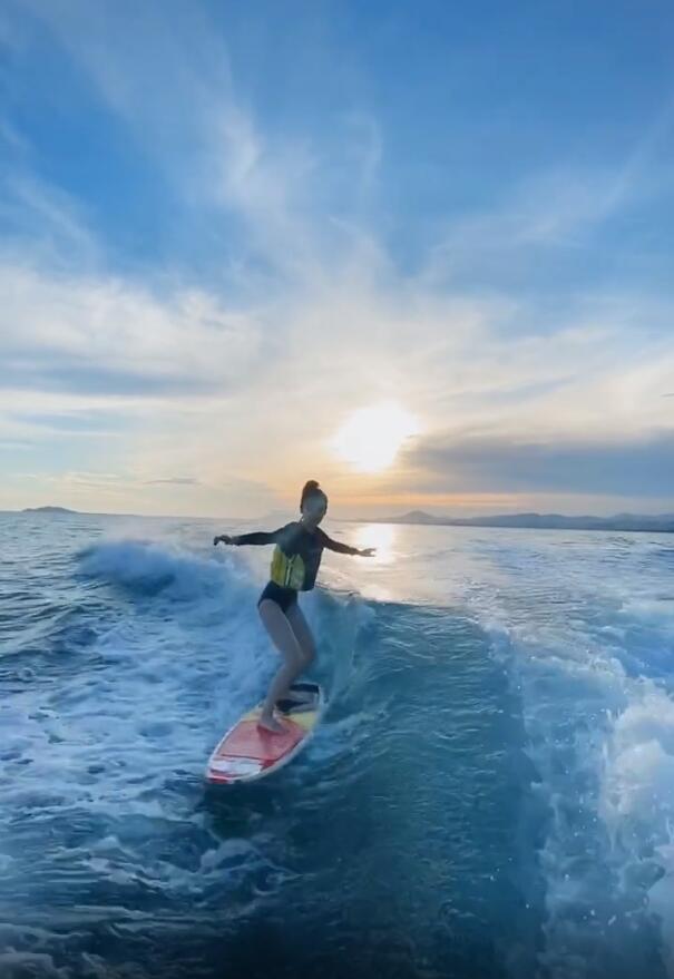 baby|baby穿泳衣海上冲浪，冲浪板上打响指耍酷险些摔倒，全程长腿抢镜