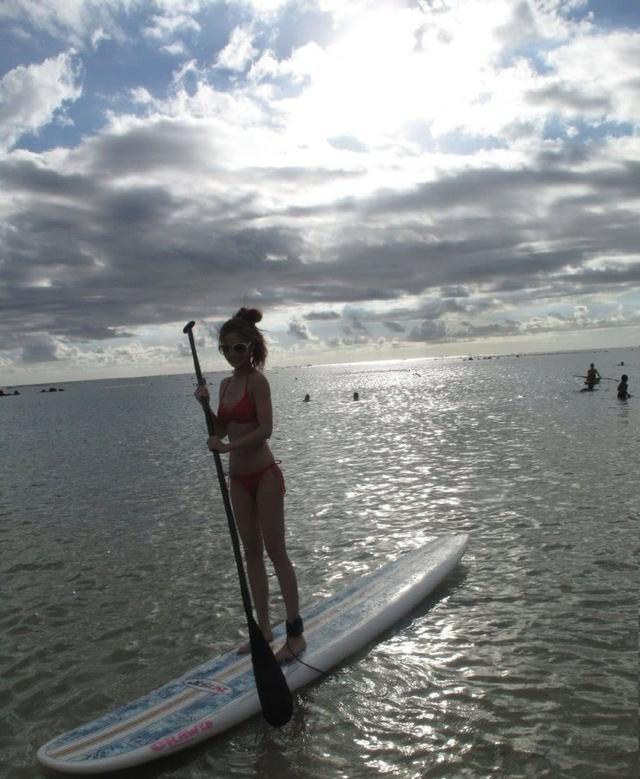 baby|baby穿泳衣海上冲浪，冲浪板上打响指耍酷险些摔倒，全程长腿抢镜