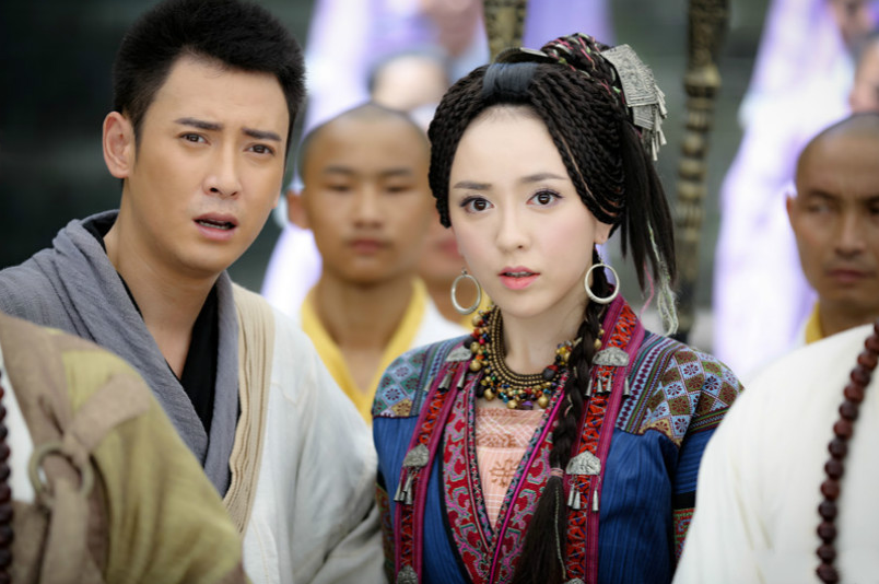 关于蓝凤凰的来历,原著中有提到她是"五毒教"的教主,善于用毒和用药