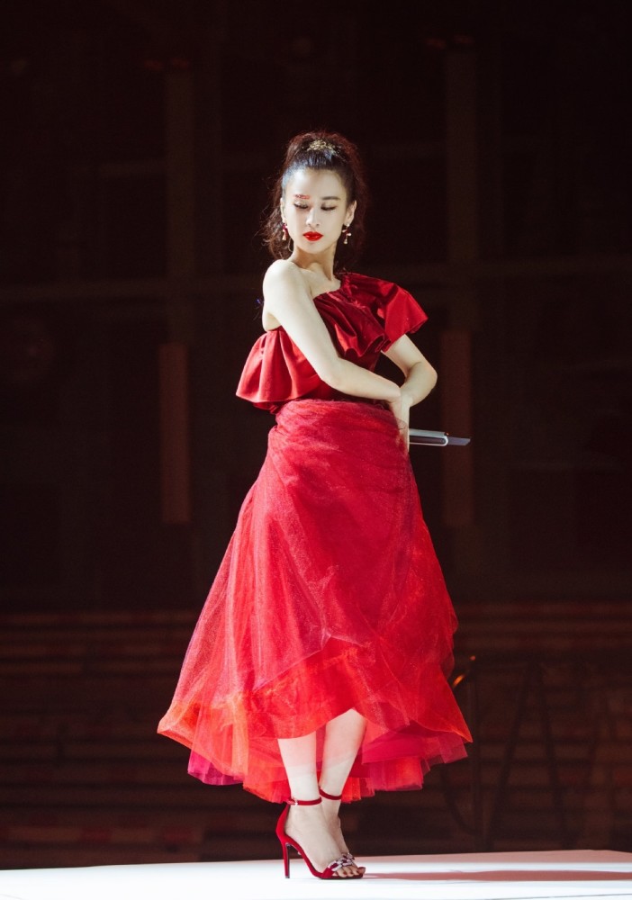 黄圣依调侃自己见缝插针发出照片让人头皮发麻为出道真的拼了