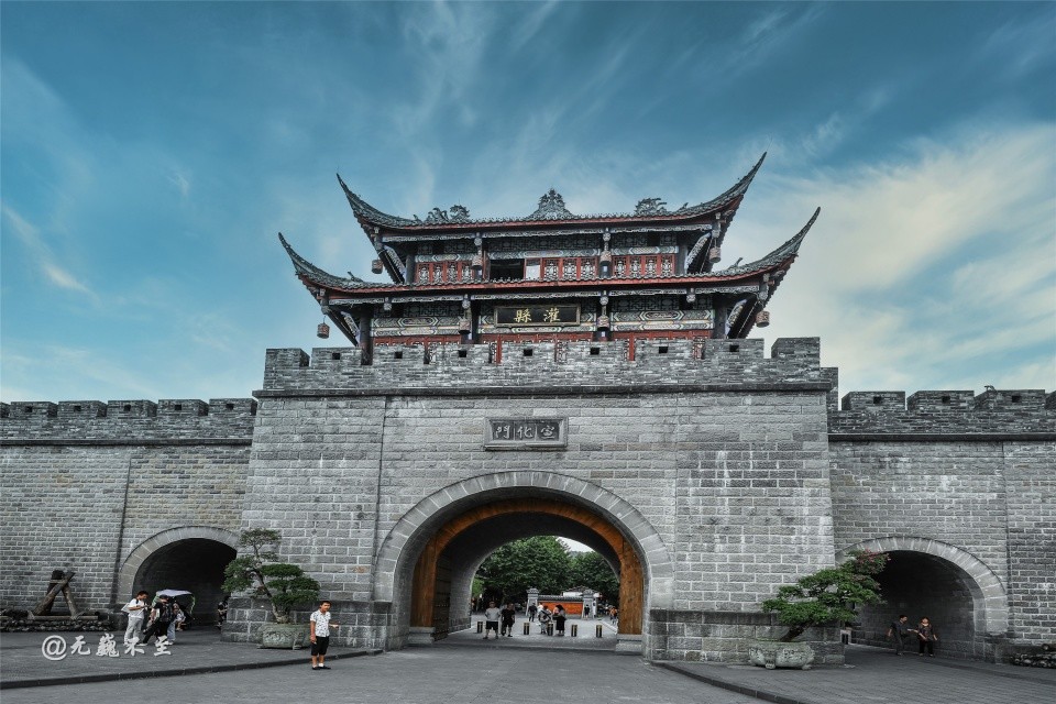 在新旧城池之间已经耸立起一座名曰"宣化门"的古城门,这是当年灌县