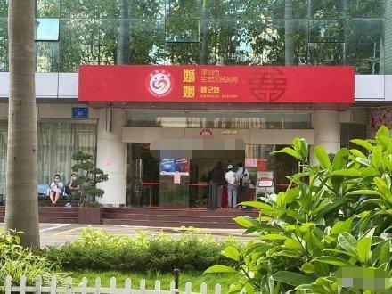 王菲|吃瓜日报丨知名脱口秀夫妇宣布离婚；王菲深夜带女儿外出做头发