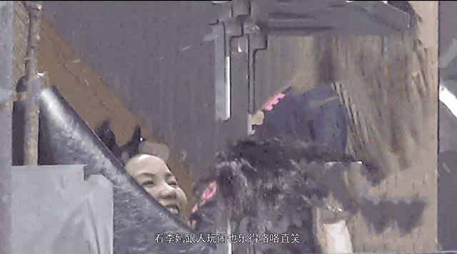 王菲|吃瓜日报丨知名脱口秀夫妇宣布离婚；王菲深夜带女儿外出做头发