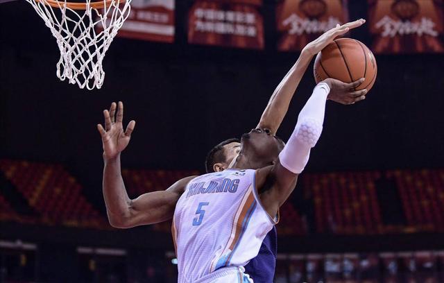 周琦高效3115新疆大胜广州周琦险被激怒格鲁夫进步明显