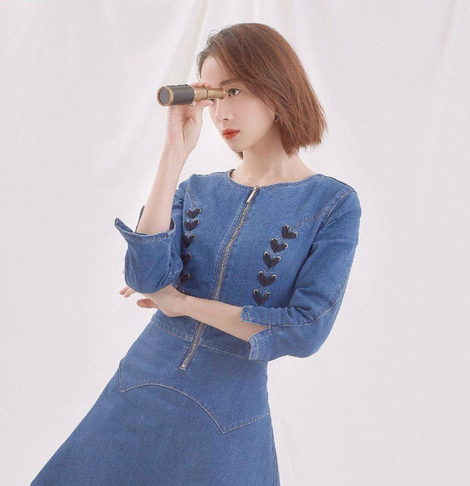 胡冰卿清纯造型穿白t恤配碎花半身裙清新又时尚女神范十足