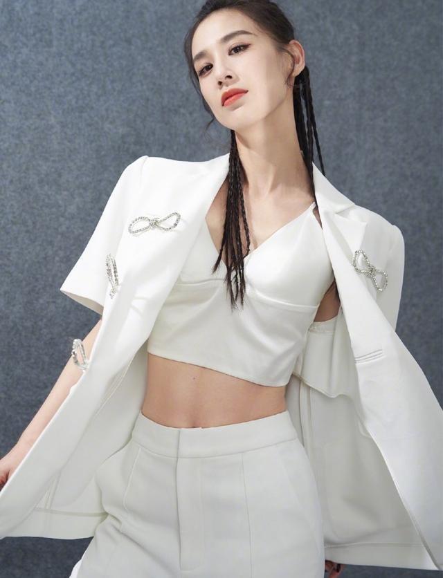 黄圣依|豪门少奶奶太拼！黄圣依练舞过度手扎银针，身体吃不消疑似累病