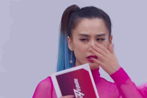 黄圣依|豪门少奶奶太拼！黄圣依练舞过度手扎银针，身体吃不消疑似累病