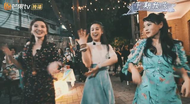 伊能静|黄圣依张萌看望伊能静，三姐妹脸贴脸大笑，教伊能静婆婆跳女团舞