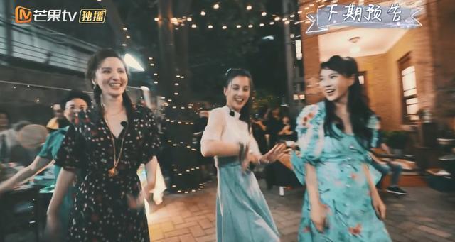 伊能静|黄圣依张萌看望伊能静，三姐妹脸贴脸大笑，教伊能静婆婆跳女团舞