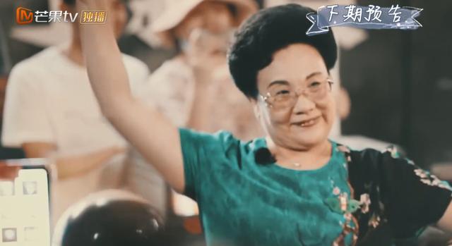 伊能静|黄圣依张萌看望伊能静，三姐妹脸贴脸大笑，教伊能静婆婆跳女团舞