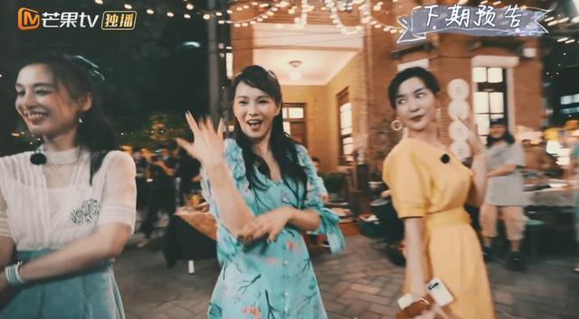 伊能静|黄圣依张萌看望伊能静，三姐妹脸贴脸大笑，教伊能静婆婆跳女团舞