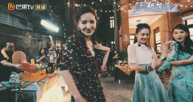 伊能静|黄圣依张萌看望伊能静，三姐妹脸贴脸大笑，教伊能静婆婆跳女团舞