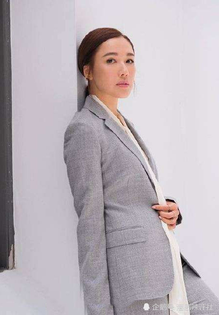 李施嬅|李施嬅加价签约邵氏否认外闯梦碎，胡定欣转投大荧幕失利风光不再
