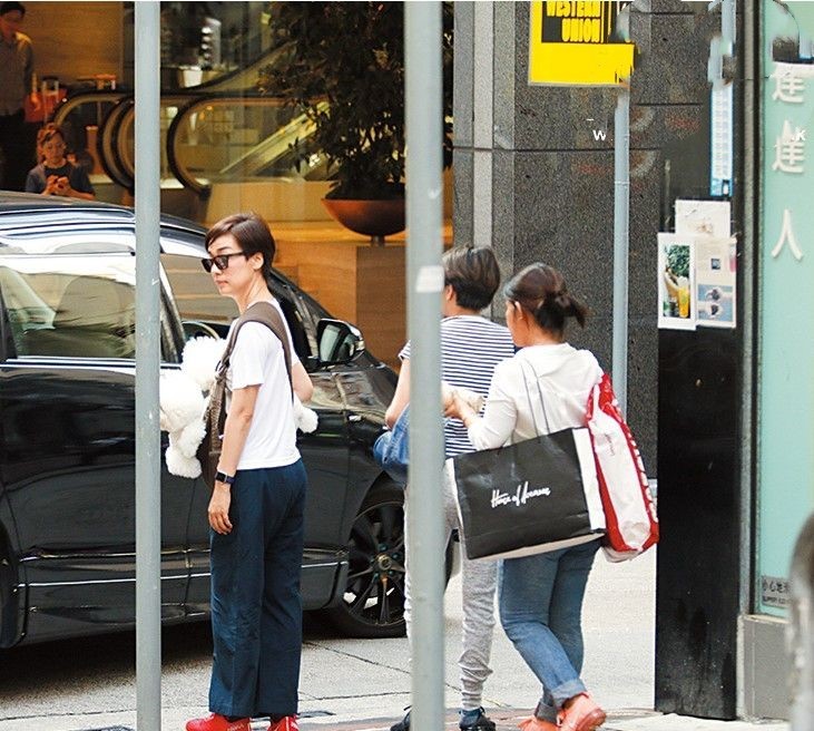 江美仪|48岁江美仪与吴君如弟弟离婚后不寂寞，有狗相伴，醉心行山状态佳