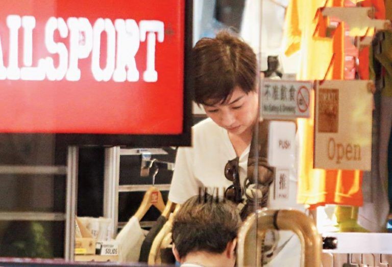 江美仪|48岁江美仪与吴君如弟弟离婚后不寂寞，有狗相伴，醉心行山状态佳