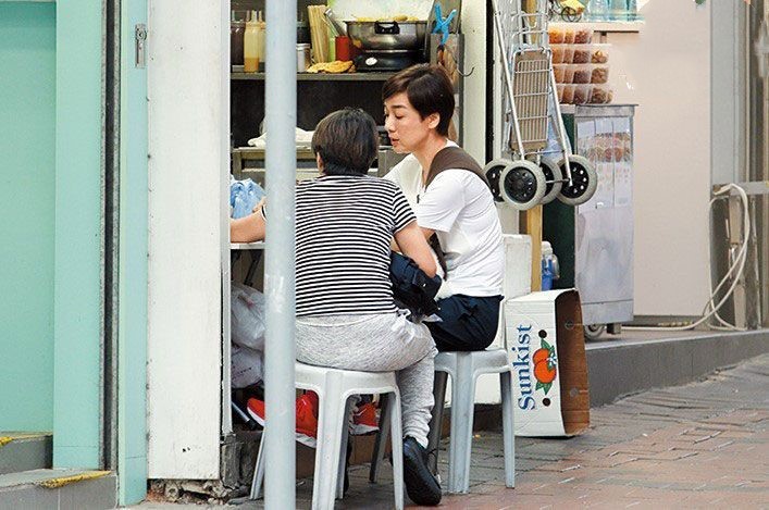 江美仪|48岁江美仪与吴君如弟弟离婚后不寂寞，有狗相伴，醉心行山状态佳