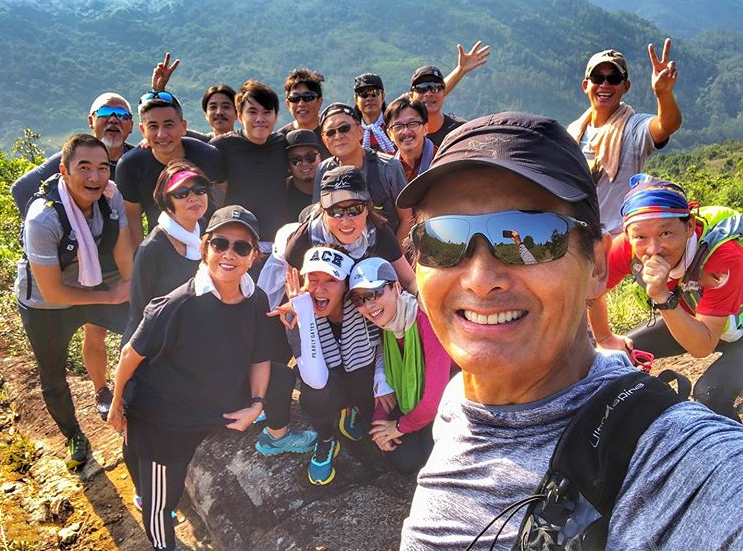 江美仪|48岁江美仪与吴君如弟弟离婚后不寂寞，有狗相伴，醉心行山状态佳