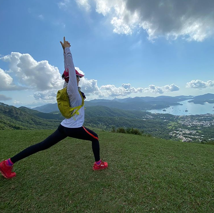 江美仪|48岁江美仪与吴君如弟弟离婚后不寂寞，有狗相伴，醉心行山状态佳