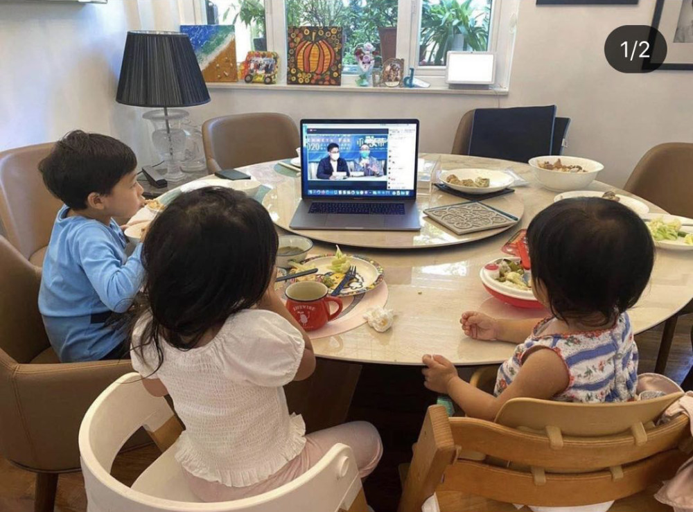 霍启刚|霍启刚发文感谢家人支持，三个孩子看爸爸直播，超朴实豪宅客厅首曝光