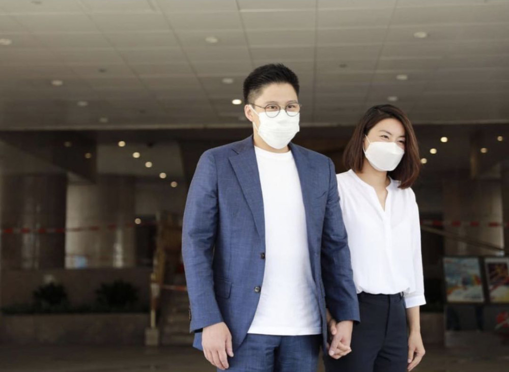 霍启刚|霍启刚发文感谢家人支持，三个孩子看爸爸直播，超朴实豪宅客厅首曝光