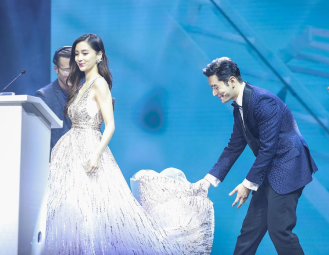 angelababy|baby晒冲浪视频又美又飒，与黄晓明小海绵一起乘风破浪