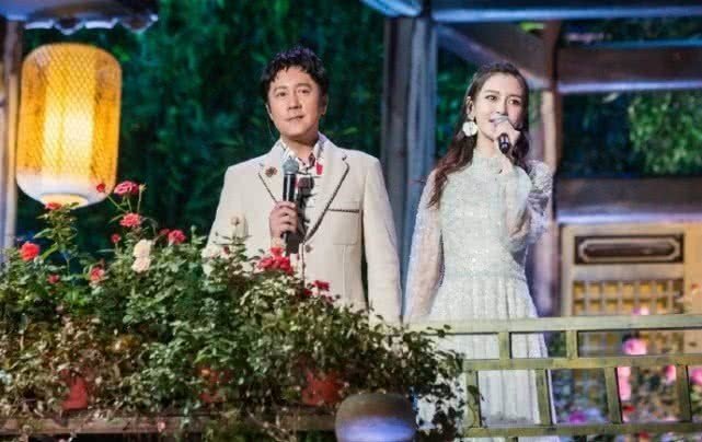 angelababy|baby晒冲浪视频又美又飒，与黄晓明小海绵一起乘风破浪