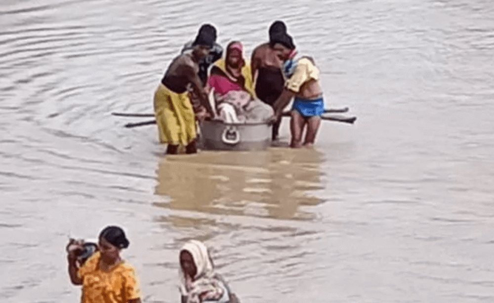 孕妇|没有桥和路，印度孕妇被放在锅里推过河，抵达医院后生下死胎
