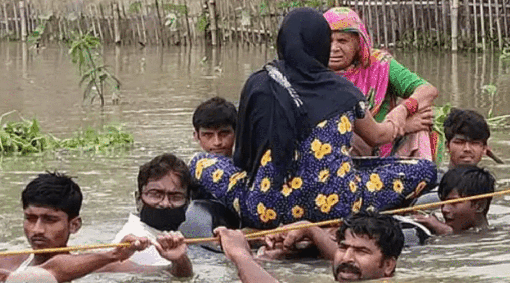 孕妇|没有桥和路，印度孕妇被放在锅里推过河，抵达医院后生下死胎