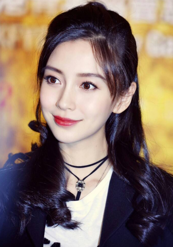 金鹰女神2020目前排名_2020年金鹰女神礼服,金色羽毛插满裙尾,但却被吐槽“