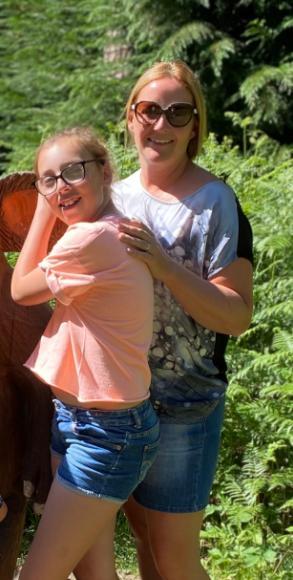 英国_社会|英国游客爱心投食喂鹿，却致其发狂具攻击性，最终惨被射杀