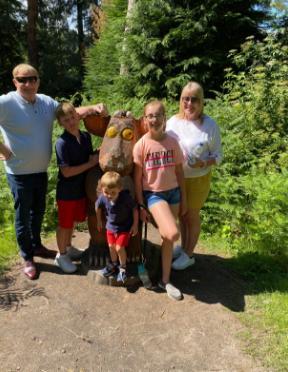 英国_社会|英国游客爱心投食喂鹿，却致其发狂具攻击性，最终惨被射杀