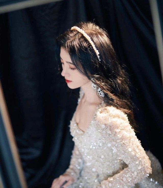 品牌方|鞠婧祎全球仅一件的定制礼服，结果去年秦岚穿过，品牌方回应了