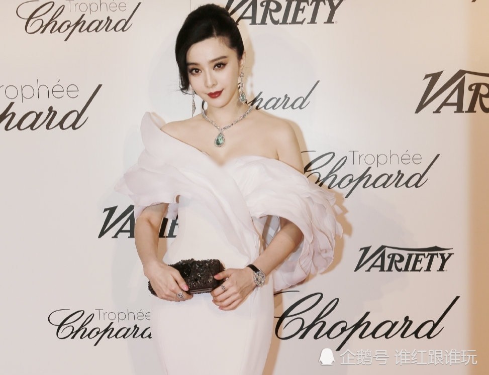 范冰冰|范冰冰时隔两年第一次走红毯！昔日霸气消失不见，反而局促又温柔