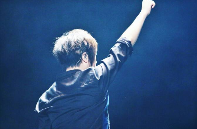 阿信|五月天阿信疑公开恋情，表白跟了7年的助理：谢谢你来到我身旁