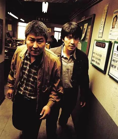 举个例子:由韩国演员宋康昊主演,奉俊昊执导的经典悬疑作品《杀人回忆