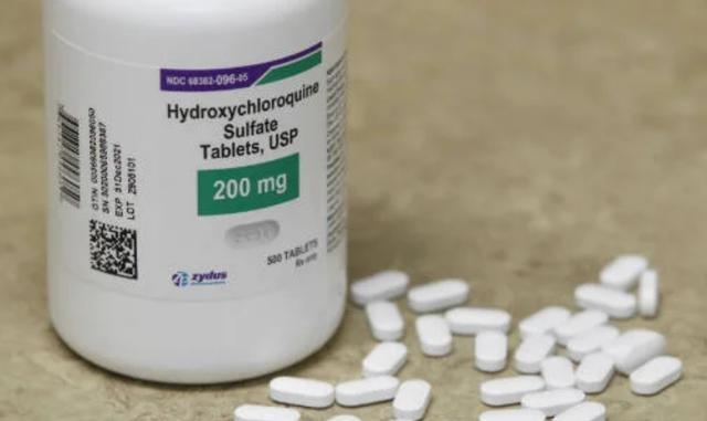 博尔索纳罗|三次阳性后，巴西总统大笑宣布第四次阴性，手拿抗疟药竖起大拇指