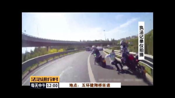交警|北京交警公布三起摩托车司机拖行交警案例，肇事司机全部刑拘！