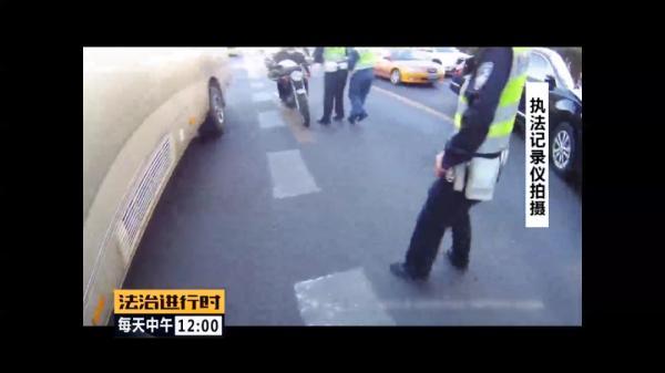 交警|北京交警公布三起摩托车司机拖行交警案例，肇事司机全部刑拘！