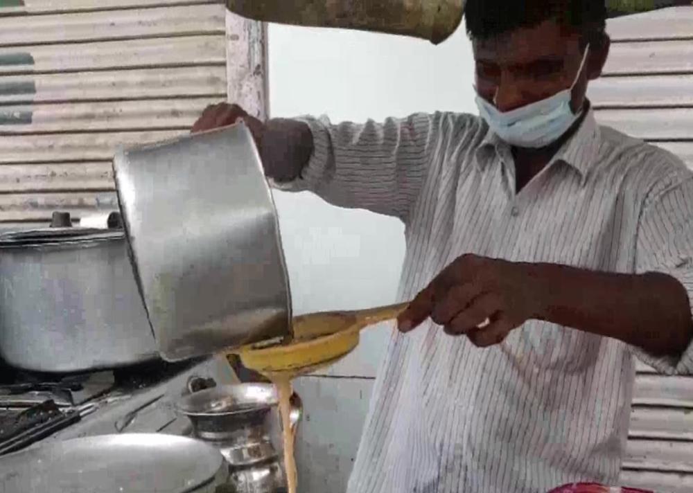 拉吉库玛|卖茶小贩申请5万贷款遭拒，被告知自己欠了银行5个亿没还