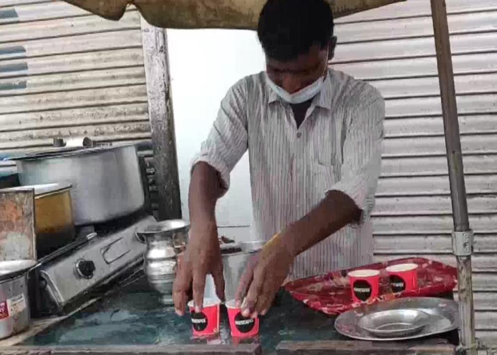 拉吉库玛|卖茶小贩申请5万贷款遭拒，被告知自己欠了银行5个亿没还