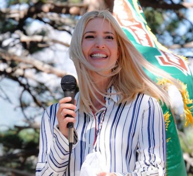 伊万卡·特朗普|伊万卡身穿紧身牛仔裤参观国家公园，心情大好，大笑着拍照留念