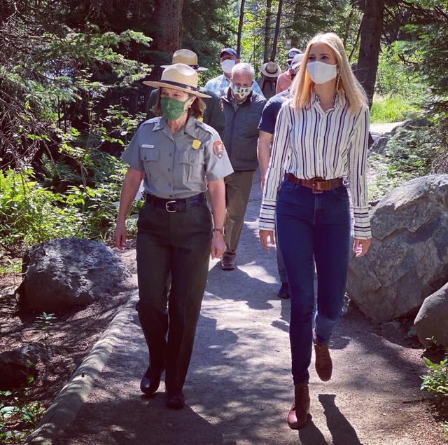 伊万卡·特朗普|伊万卡身穿紧身牛仔裤参观国家公园，心情大好，大笑着拍照留念