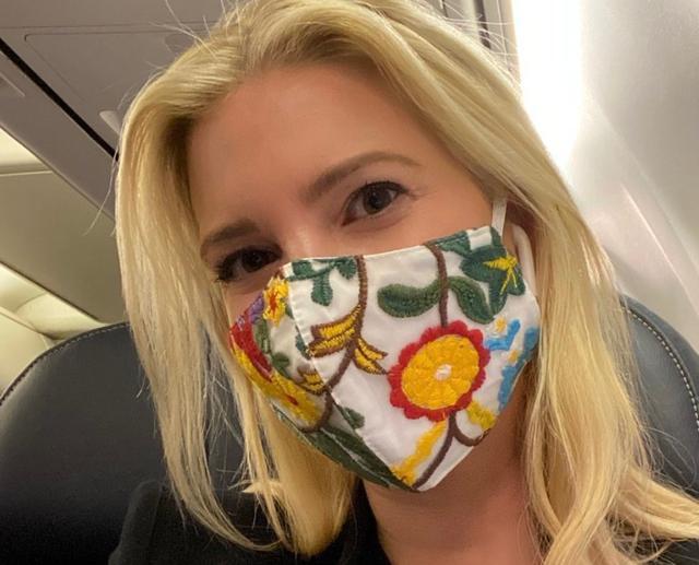 伊万卡·特朗普|伊万卡身穿紧身牛仔裤参观国家公园，心情大好，大笑着拍照留念