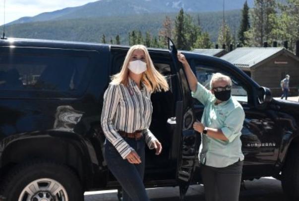 伊万卡·特朗普|伊万卡身穿紧身牛仔裤参观国家公园，心情大好，大笑着拍照留念