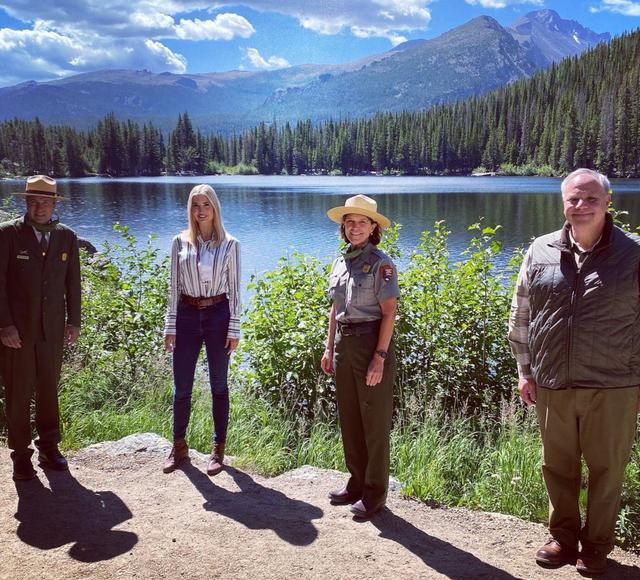 伊万卡·特朗普|伊万卡身穿紧身牛仔裤参观国家公园，心情大好，大笑着拍照留念