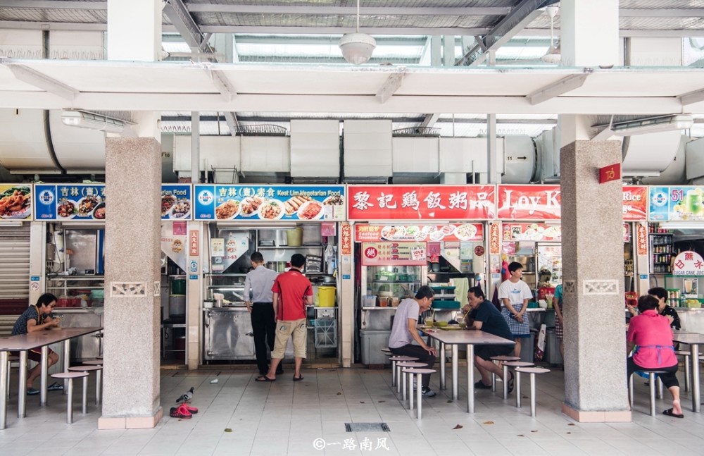实拍新加坡人吃快餐的地方 看看物价怎样 很多中国游客也来排队 腾讯新闻